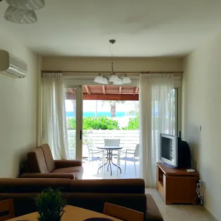 בית נופש Sea Paradise - Beachfront Escape With Sea View