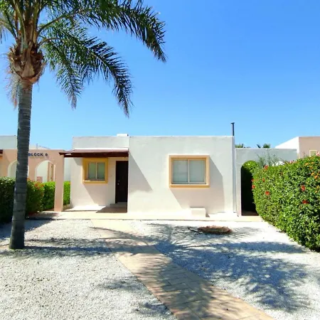 בית נופש Sea Paradise - Beachfront Escape With Sea View *