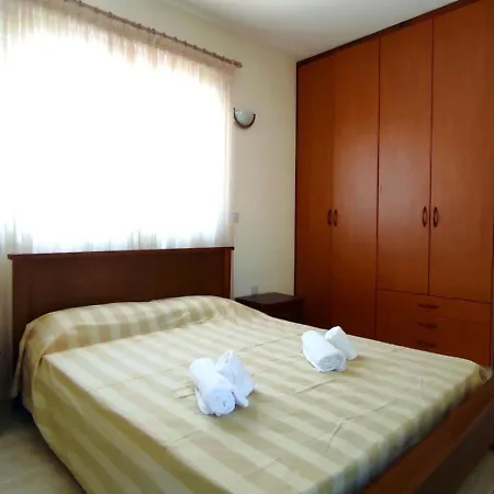 Sea Paradise - Beachfront Escape With Sea View Case de vacanță