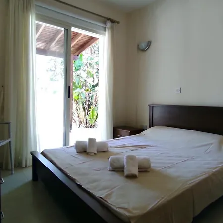 Case de vacanță Sea Paradise - Beachfront Escape With Sea View *