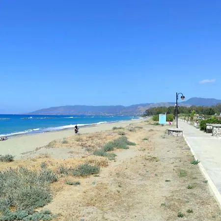 Sea Paradise - Beachfront Escape With Sea View Case de vacanță